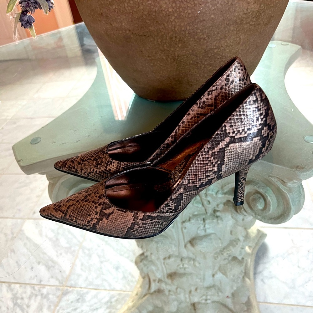Snake skin embossed pumps. Gray and black by Rampage